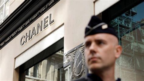 armed gang robs chanel boutique in paris|Armed Gang Robs Chanel Boutique in Paris .